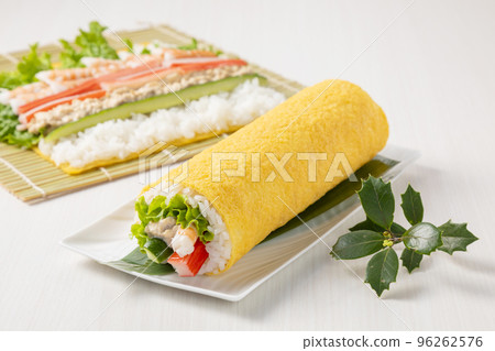 Egg maki sushi 96262576