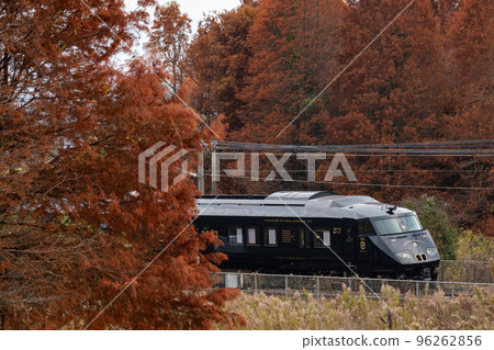 穿越紅葉森林的JR九州787系觀光列車“36 Plus 3” 96262856