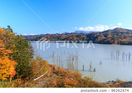 北海道夕張市、蘇必利爾湖和紅葉中的前岳[10月] 96262874