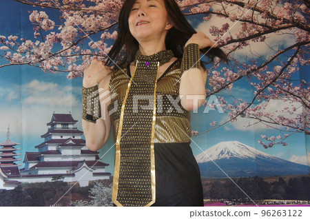 在櫻花前拍紀念照的女人 在櫻花前拍紀念照的女人 96263122