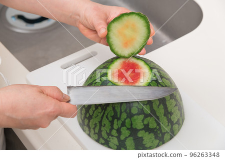 [Middle housewife makes cut watermelon] 96263348