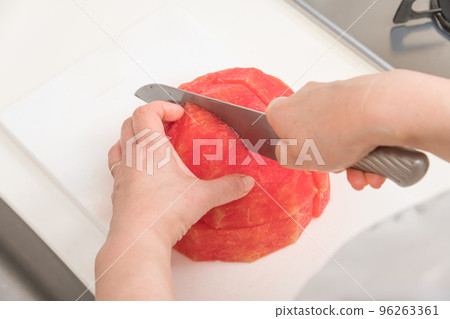 [Middle housewife makes cut watermelon] 96263361
