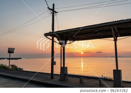 Iyo City, Ehime Prefecture JR Shimonada Station, a scenic spot dyed in the sunset (photographed in 2022) 96263362
