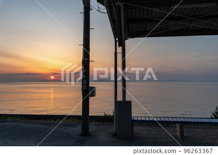 Iyo City, Ehime Prefecture JR Shimonada Station, a scenic spot dyed in the sunset (photographed in 2022) Iyo City, Ehime Prefecture JR Shimonada Station, a scenic spot dyed in the sunset (photographed in 2022) 96263367