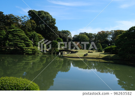 晴朗的天空,秋雲,日本花園和一座橋 晴朗的天空,秋雲,日本花園和一座橋 96263582