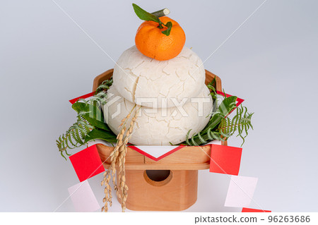 Cracked kagami-mochi before opening the kagami-biraki 96263686