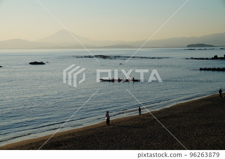 Fuji seen from Sagami Bay: Distant view Fuji seen from Sagami Bay: Distant view 96263879