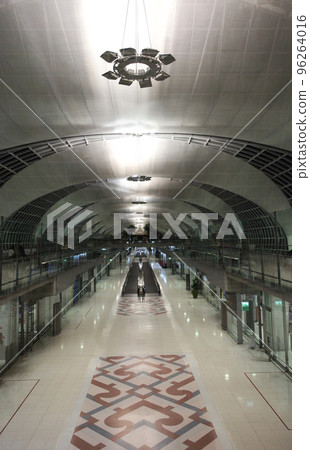 An airport terminal with a frame structure that supports a huge curved wall An airport terminal with a frame structure that supports a huge curved wall 96264016