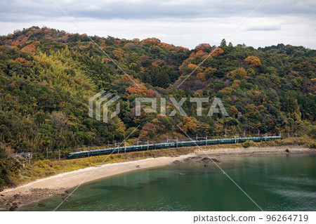 "Twilight Express Mizukaze" going through the cove in autumn "Twilight Express Mizukaze" going through the cove in autumn 96264719