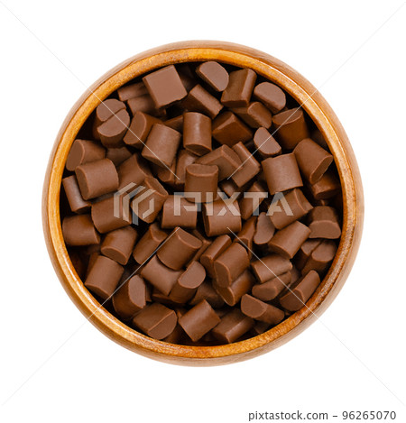 Chocolate chunks, in a wooden bowl. Chips and small morsels of milk chocolate, used as an ingredient in a number of sweet desserts, notably chocolate chip cookies and muffins, or also in trail mix. Chocolate chunks, in a wooden bowl. Chips and small morsels of milk chocolate, used as an ingredient in a number of sweet desserts, notably chocolate chip cookies and muffins, or also in trail mix. 96265070