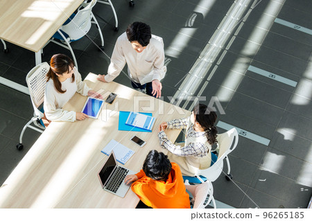 男女大學生在教室裡開會 96265185