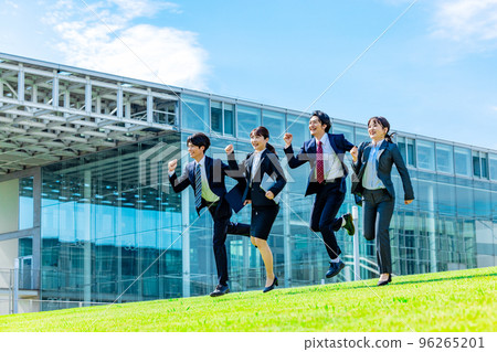 女商人和商人在藍天下排隊 96265201