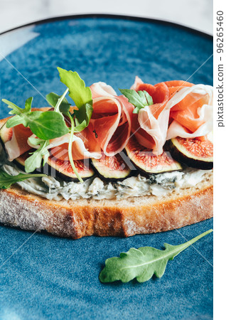 Open Sndwich with Prosciutto and Figs Open Sndwich with Prosciutto and Figs 96265460