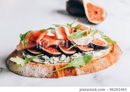 Open Sndwich with Prosciutto and Figs 96265465