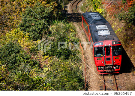 貫穿紅葉的JR木羽185系特快“由布號” 96265497