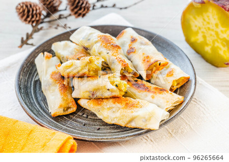 Steamed shumai wrapped in a frying pan 96265664