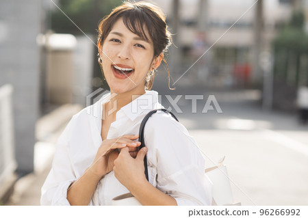一個穿襯衫的女人 一個穿襯衫的女人 96266992