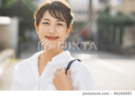 一個穿襯衫的女人 一個穿襯衫的女人 96266995