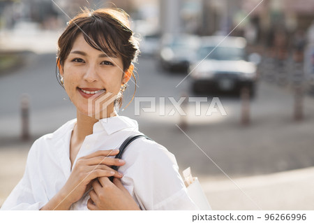 一個穿襯衫的女人 96266996