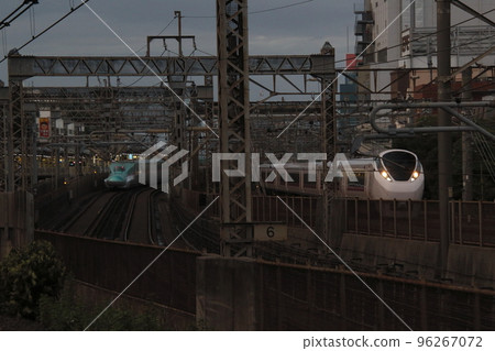 常磐線特快日立和東北新幹線E5系列 常磐線特快日立和東北新幹線E5系列 96267072