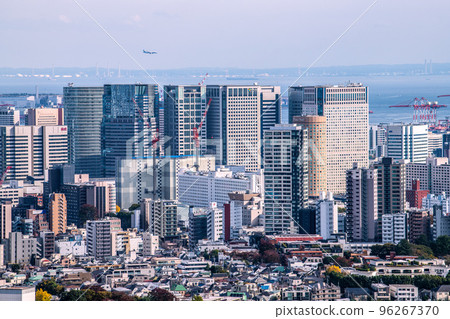 日本東京城市景觀品川新風景/品川站前辦公樓和飛機景觀 96267370