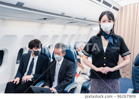 一名戴口罩引導顧客的乘務員 一名戴口罩引導顧客的乘務員 96267909