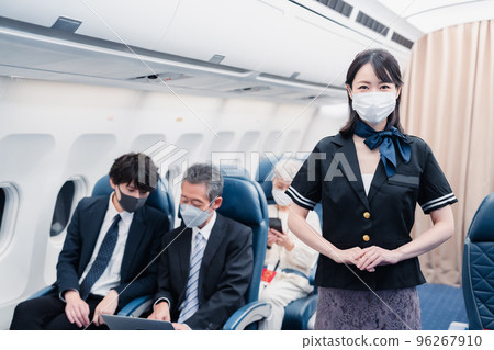 一名戴口罩引導顧客的乘務員 一名戴口罩引導顧客的乘務員 96267910