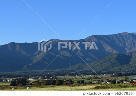 Mountains seen from rice fields 96267936