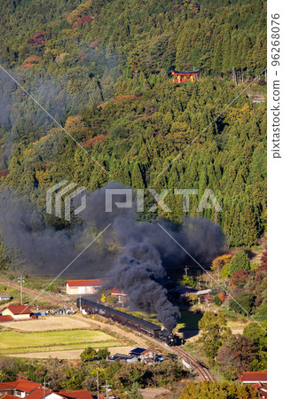 Degoichi "SL Yamaguchi" challenges the pass by raising black smoke enough to reach the Otorii Degoichi "SL Yamaguchi" challenges the pass by raising black smoke enough to reach the Otorii 96268076