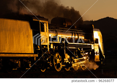 Steam locomotive shining in the setting sun ~ Degoichi "SL Yamaguchi" Steam locomotive shining in the setting sun ~ Degoichi "SL Yamaguchi" 96268077