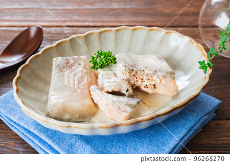 煮三文魚配奶油 煮三文魚配奶油 96268270