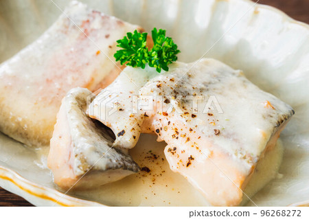 煮三文魚配奶油 煮三文魚配奶油 96268272