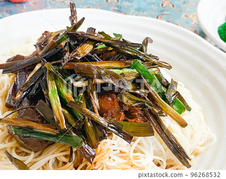 Chinese Shanghai cuisine, green onion oil mixed noodles (green onion oil mixed soba) 96268532