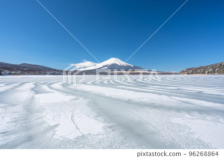 Lake Yamanaka snow unusual phenomenon "ice crest" and Mt. Fuji Lake Yamanaka snow unusual phenomenon "ice crest" and Mt. Fuji 96268864