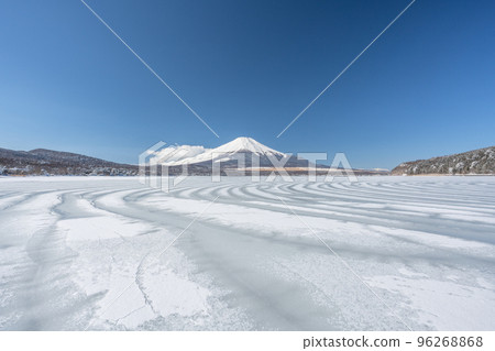 山中湖積雪異常現象“冰峰”和富士山 96268868