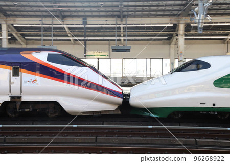 東北新幹線 E2 系列（200 系列顏色：綠帶車 + 山形新幹線組合） 96268922