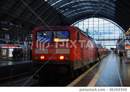 日落時的法蘭克福中央車站站台 96269308