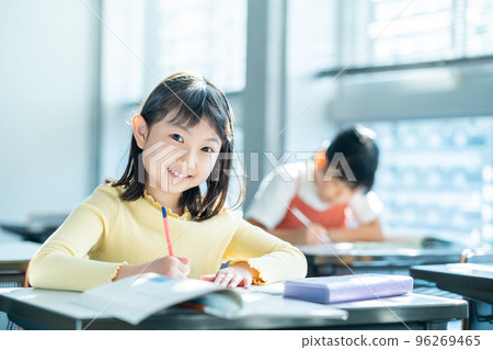 小學生在教室裡學習。 96269465