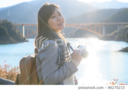 夕陽下湖邊拍照的女人 夕陽下湖邊拍照的女人 96270215
