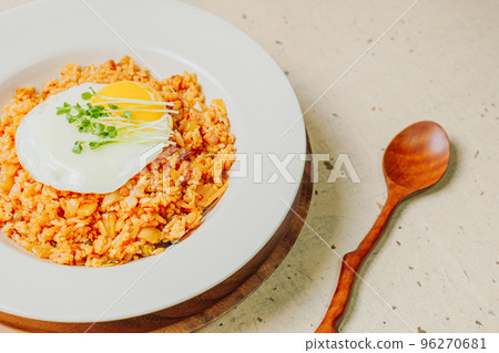 韓國菜泡菜炒飯配煎雞蛋 韓國菜泡菜炒飯配煎雞蛋 96270681