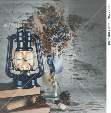 燈籠、乾花和書籍 燈籠、乾花和書籍 96271838