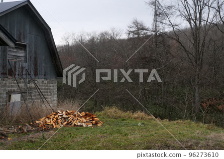 Photo Preparing for winter in Yabukawa, Iwate Prefecture, the coldest place in Japan Stacking firewood for winter 96273610