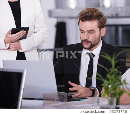 Businessperson in office connected on internet network. concept of partnership and teamwork 96275736