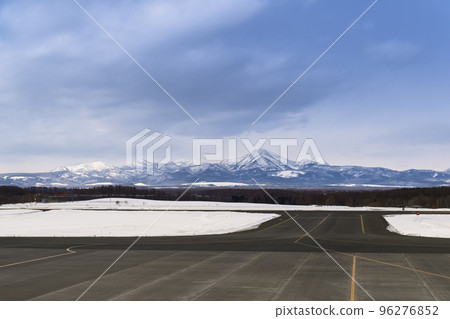Shiretoko mountain range in winter seen from Nemuro Nakashibetsu Airport / Nakashibetsu, Japan Shiretoko mountain range in winter seen from Nemuro Nakashibetsu Airport / Nakashibetsu, Japan 96276852