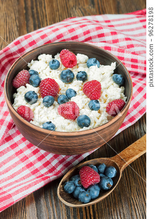 cottage cheese with berries 96278198