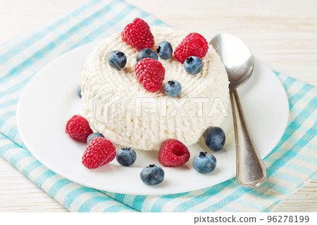 cottage cheese with berries 96278199