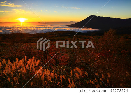 Hachimantai City, Iwate Prefecture Mt. Iwate at sunrise and a sea of clouds Hachimantai City, Iwate Prefecture Mt. Iwate at sunrise and a sea of clouds 96278374
