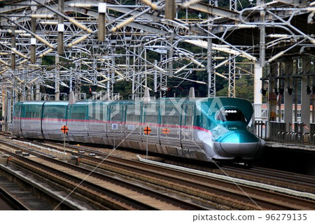 E5/H5 series at Fukushima Station on the Tohoku Shinkansen 96279135