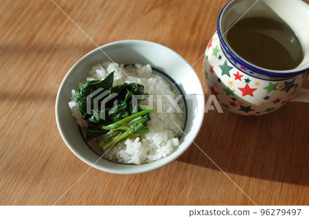 煮菠菜和白米飯 96279497