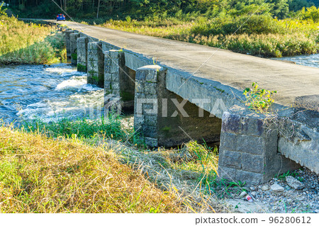 京都府南山城村橫跨木津川的小井路橋(沉降橋上游側) 京都府南山城村橫跨木津川的小井路橋(沉降橋上游側) 96280612